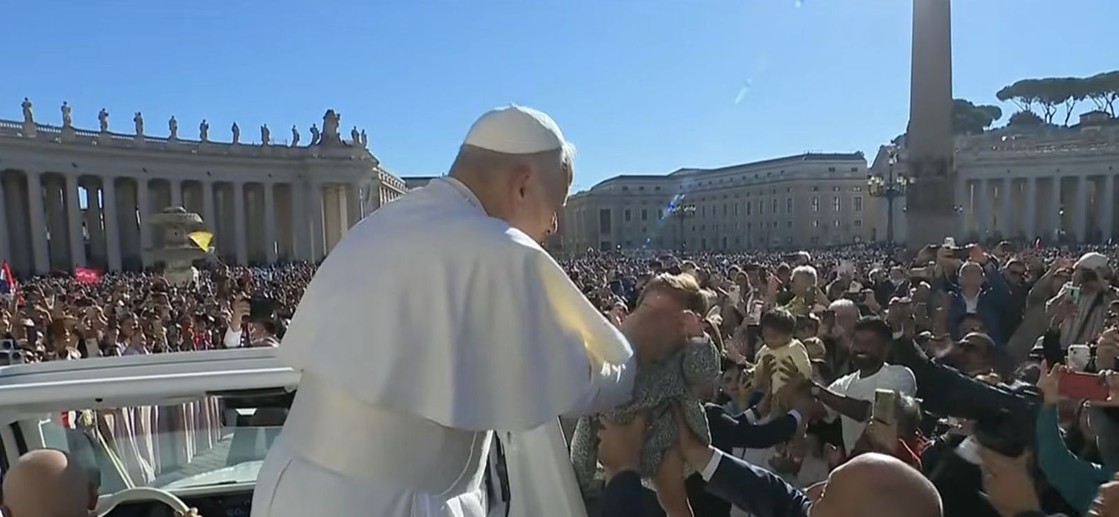 El Papa acaricia a un niño