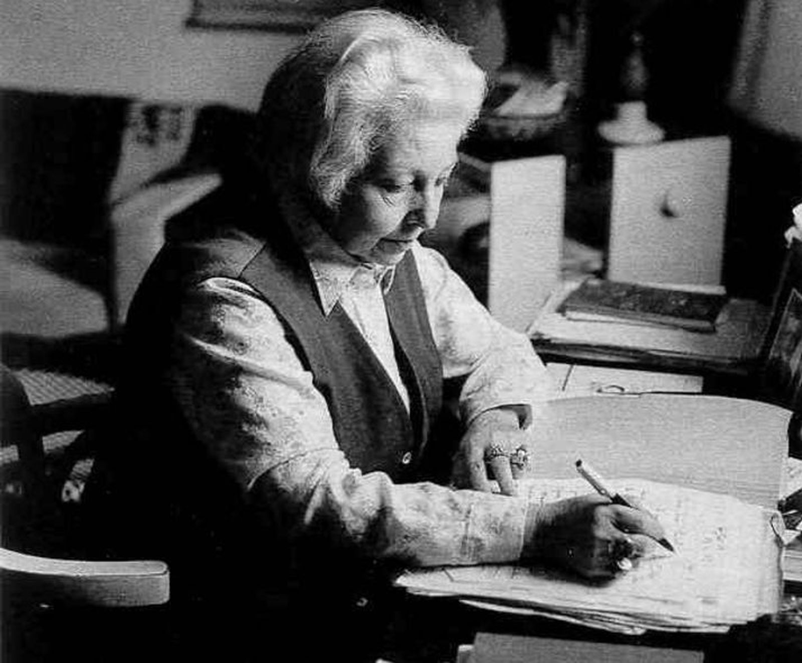 María T. León, escribiendo en la vejez