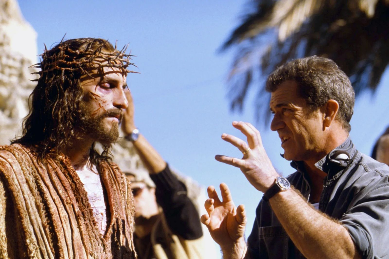 Mel Gibson dirigiendo a Jim Caviezel en «La Pasión de Cristo»