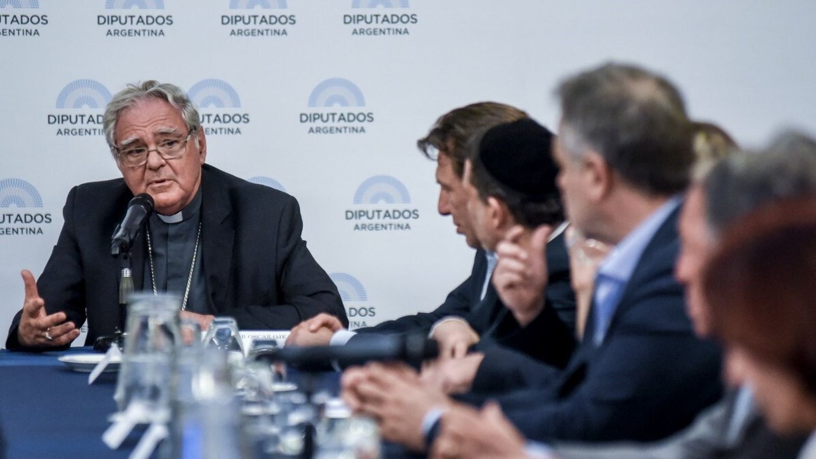 Mons. Ojea con líderes religiosos en el Cogreso argentino