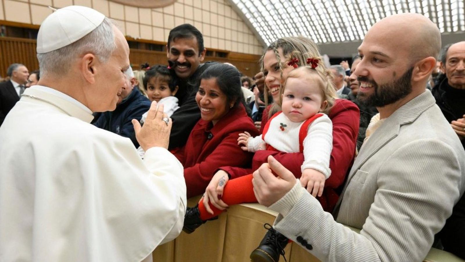 El Papa saluda a los empleados vaticanos