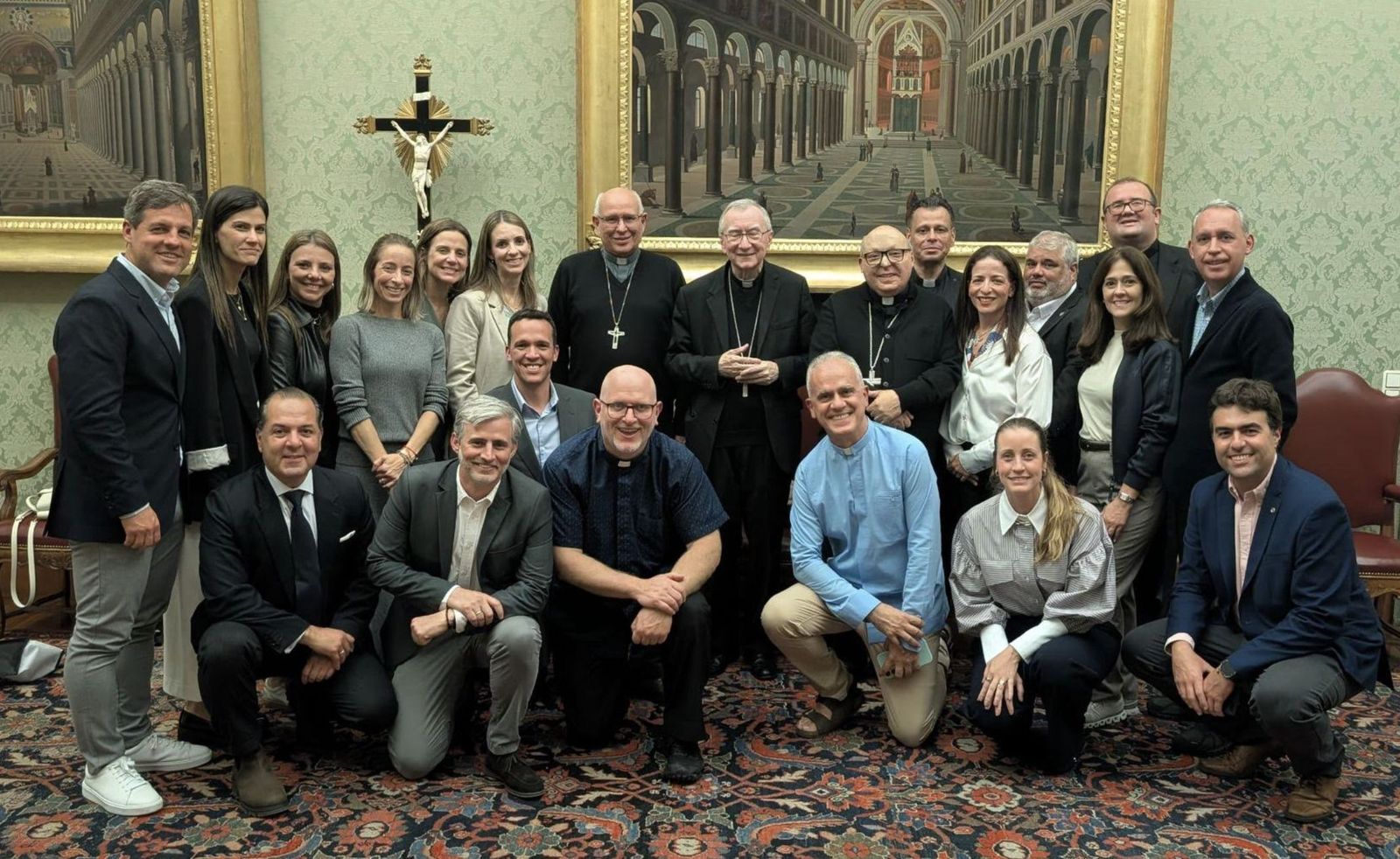 Venezolanos con el cardenal Parolin