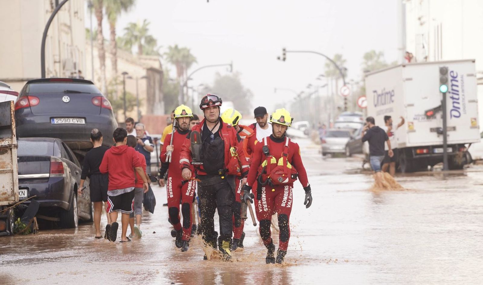 Bomberos y UME trabajando en las calles
