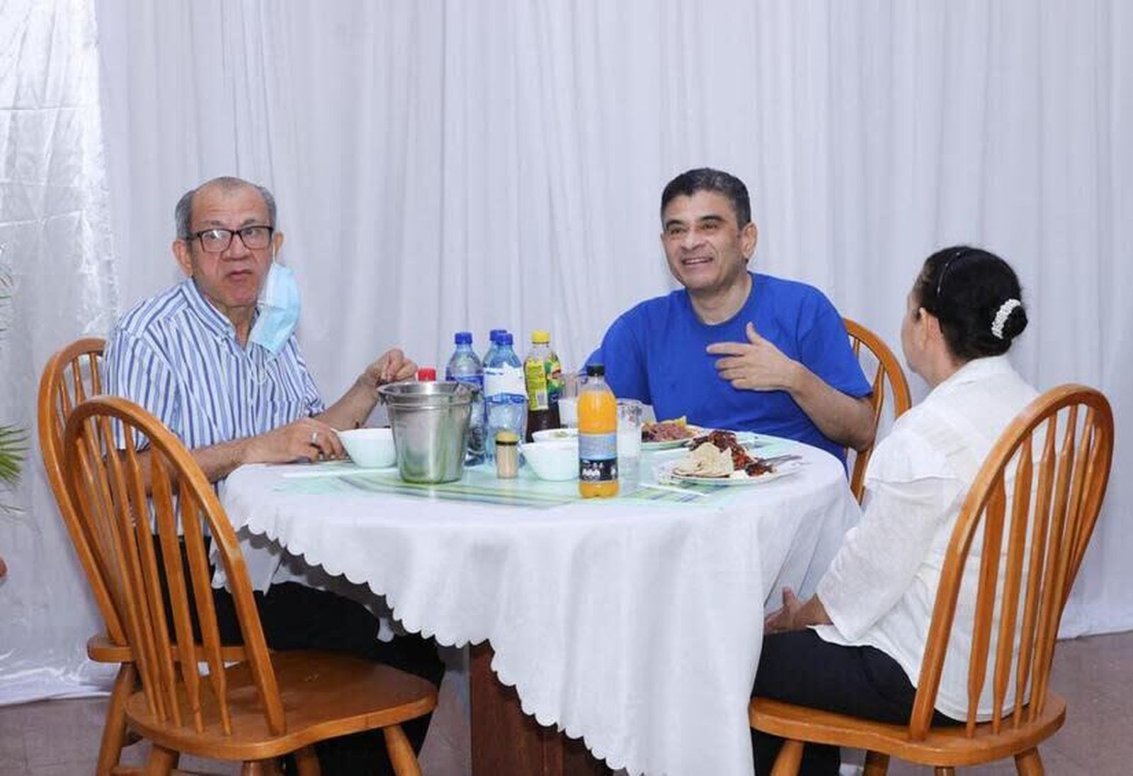 Rolando Álvarez, sonriente, junto a sus hermanos