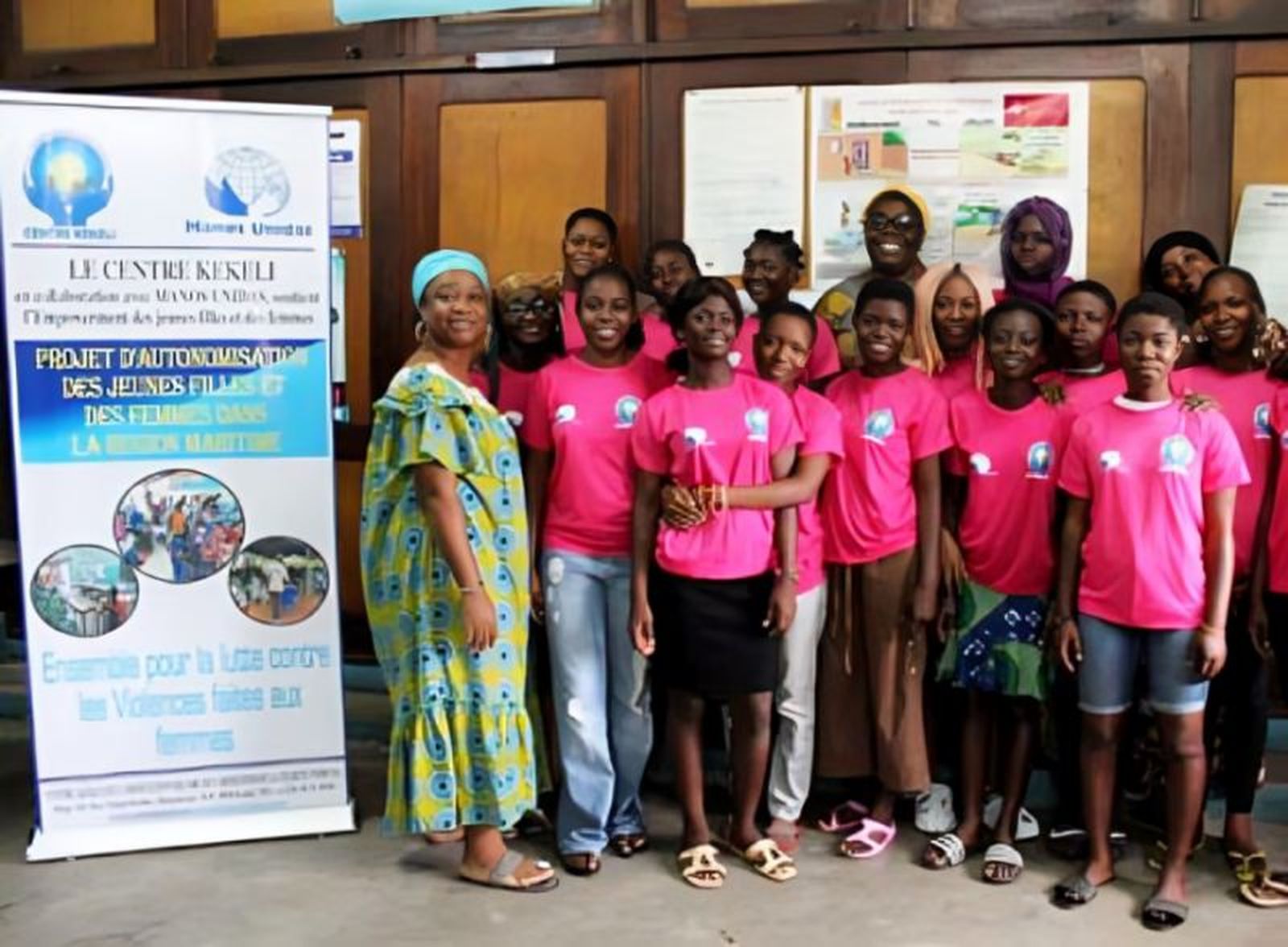 Participantes en los cursos con una de las profesoras