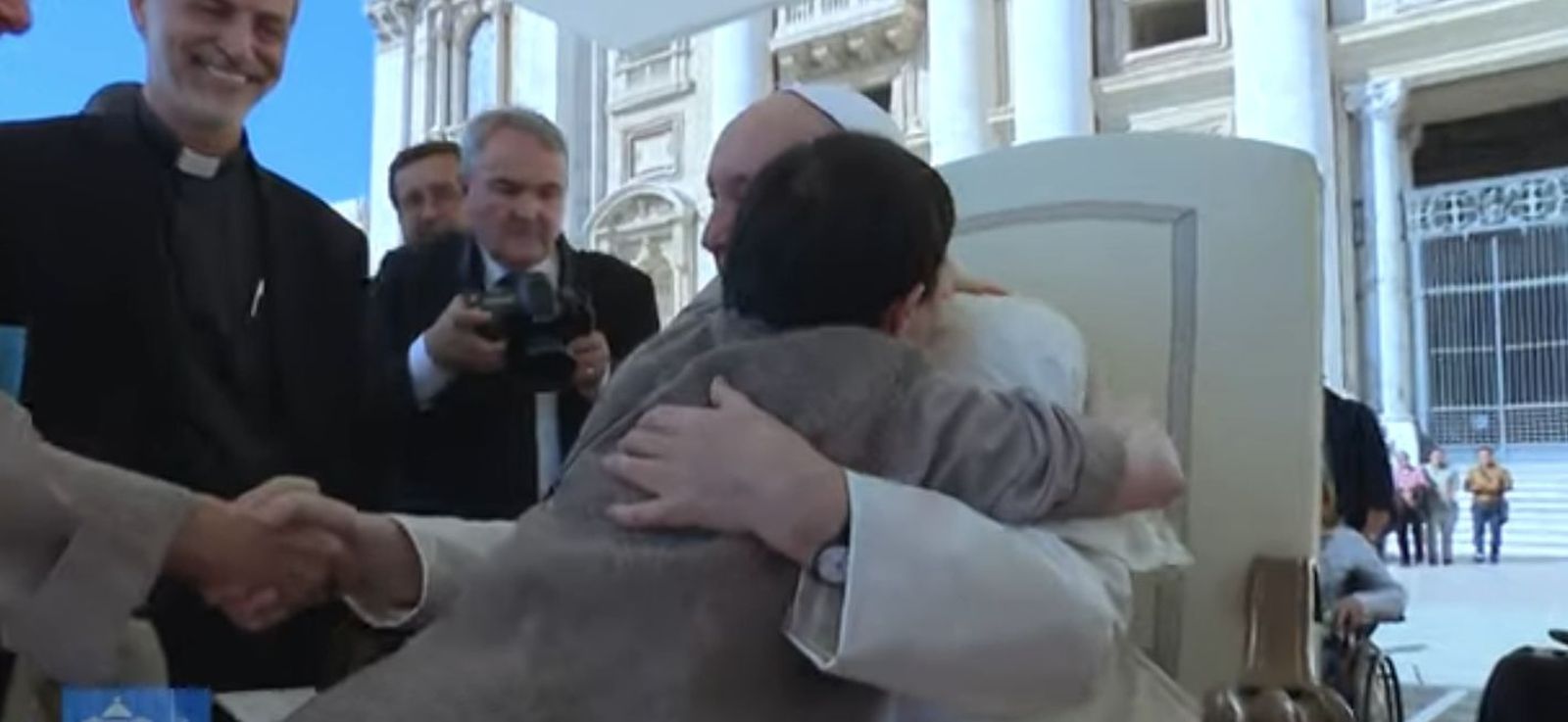 Papa abraza a un discapacitado