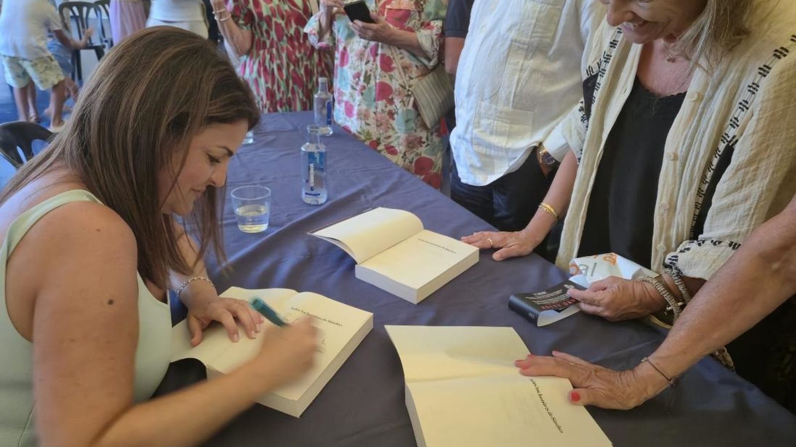 Ketty Garat firma su libro en Cabañas