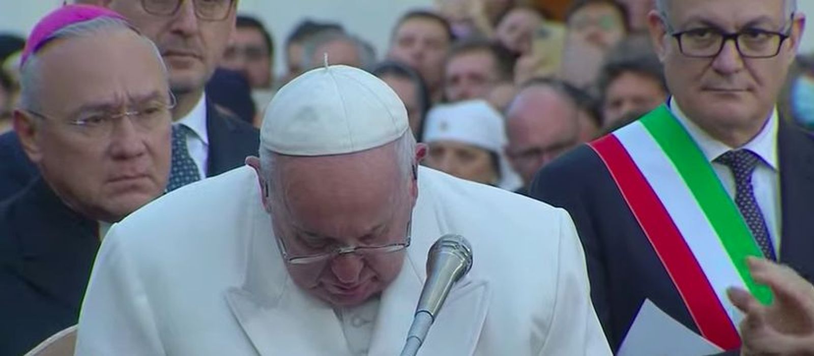 El Papa rompe a llorar al recordar la "martilleada Ucrania" durante su ofrenda a la Inmaculada