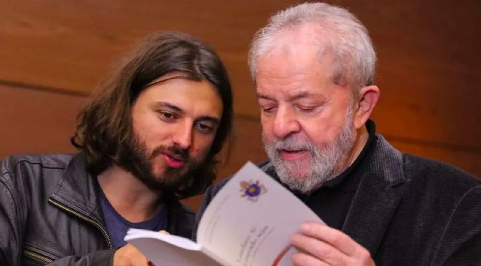 Lula da Silva, con un ejemplar de Laudato Si