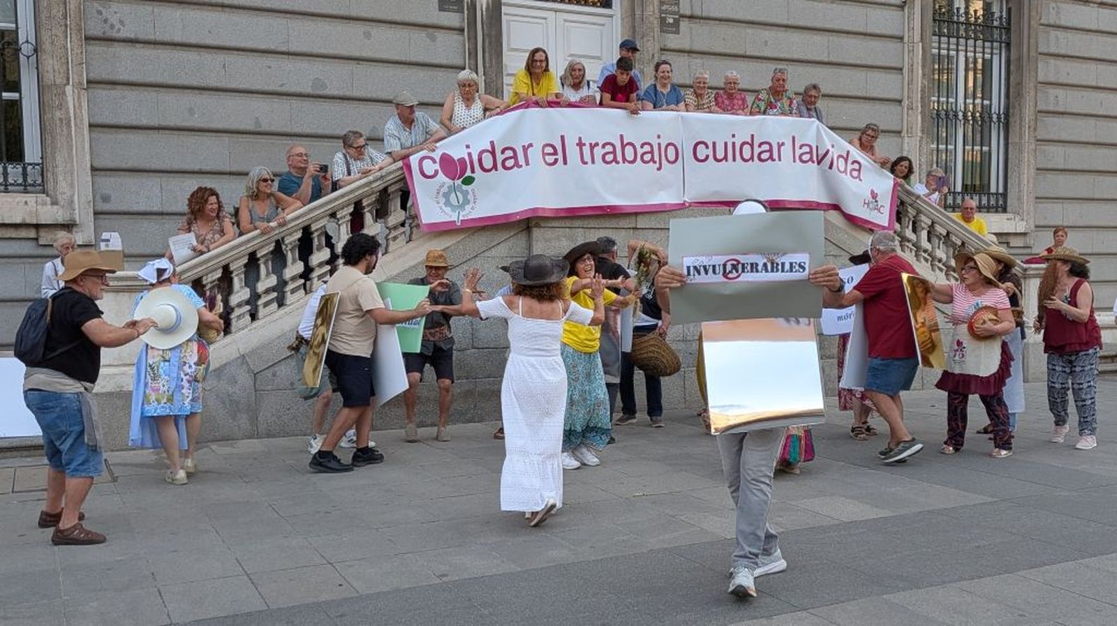 La HOAC ante la catedral de la Almudena