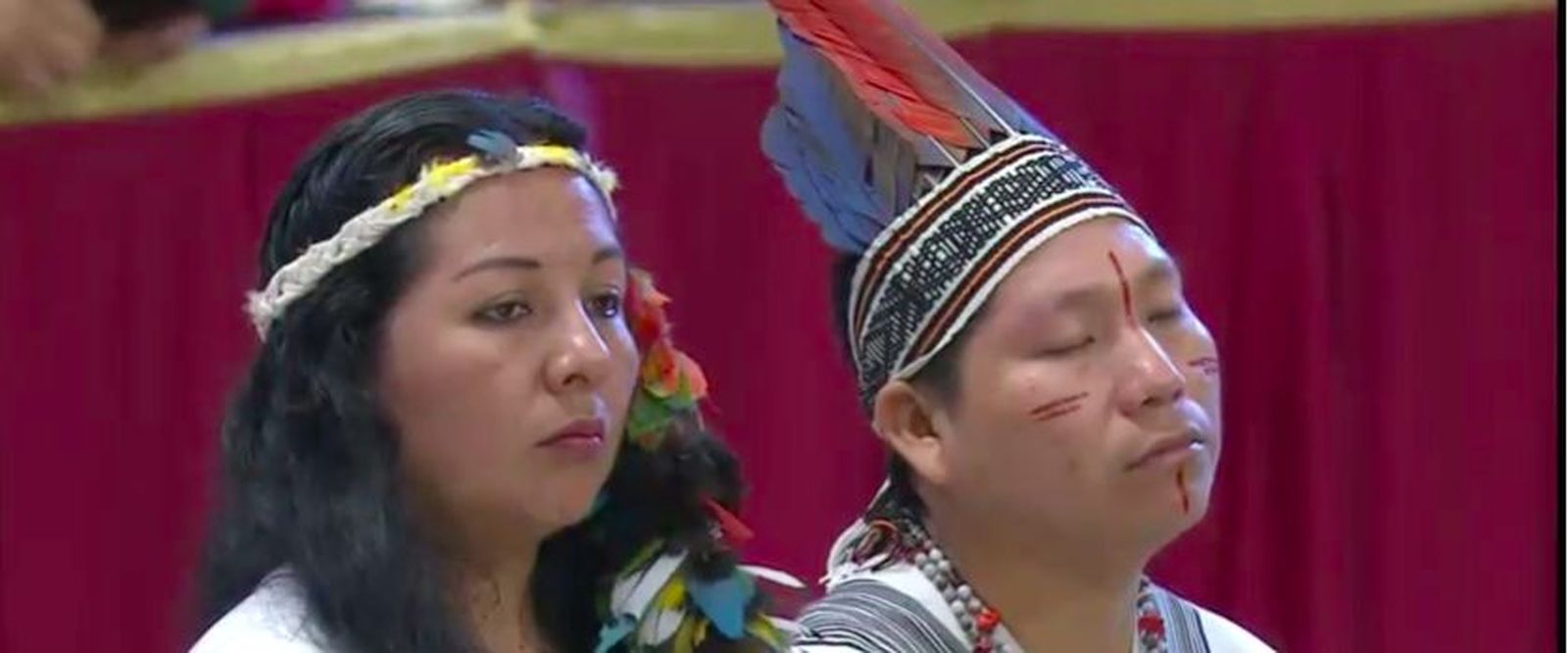 Dos indígenas escuchan al Papa