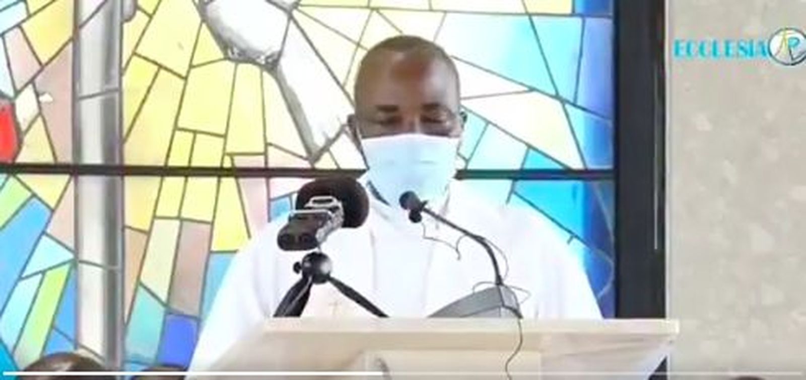 Un cura se desploma y muere en plena misa en Camerún