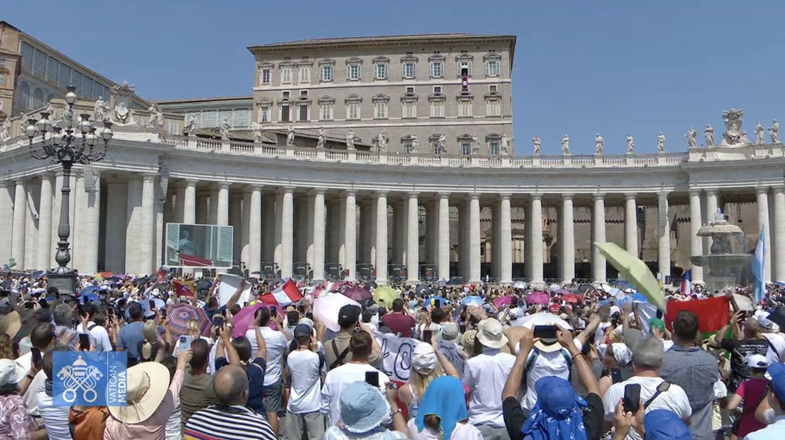 Los fieles esperan a que el Papa se asome al balcón