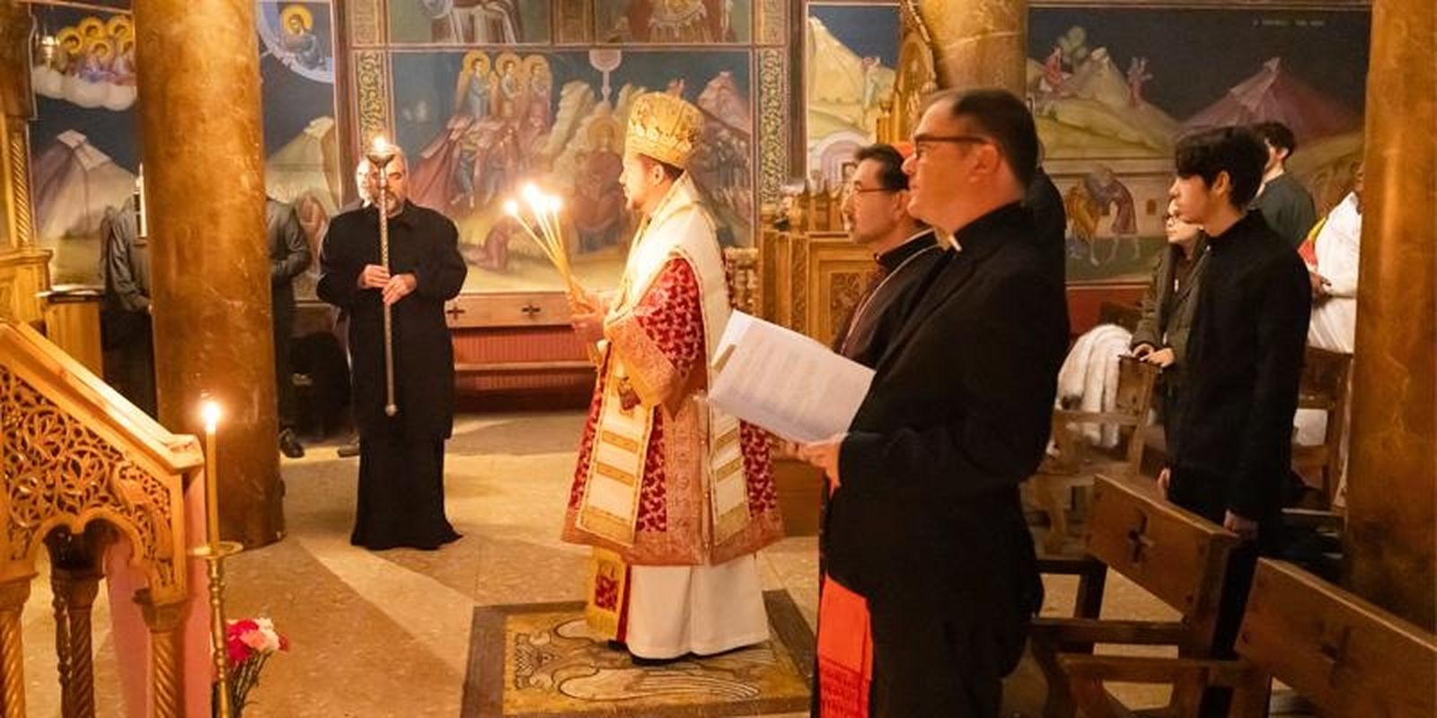 Aitor de la Morena, en primer término, jutno al acrdenal Cobo y al metropolita Bessarion