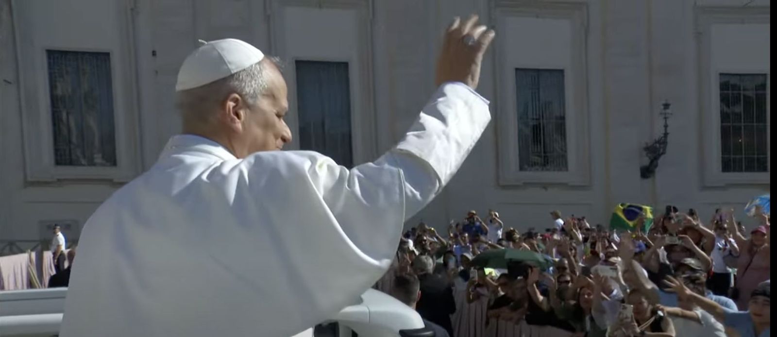 León XIV saluda a los fieles