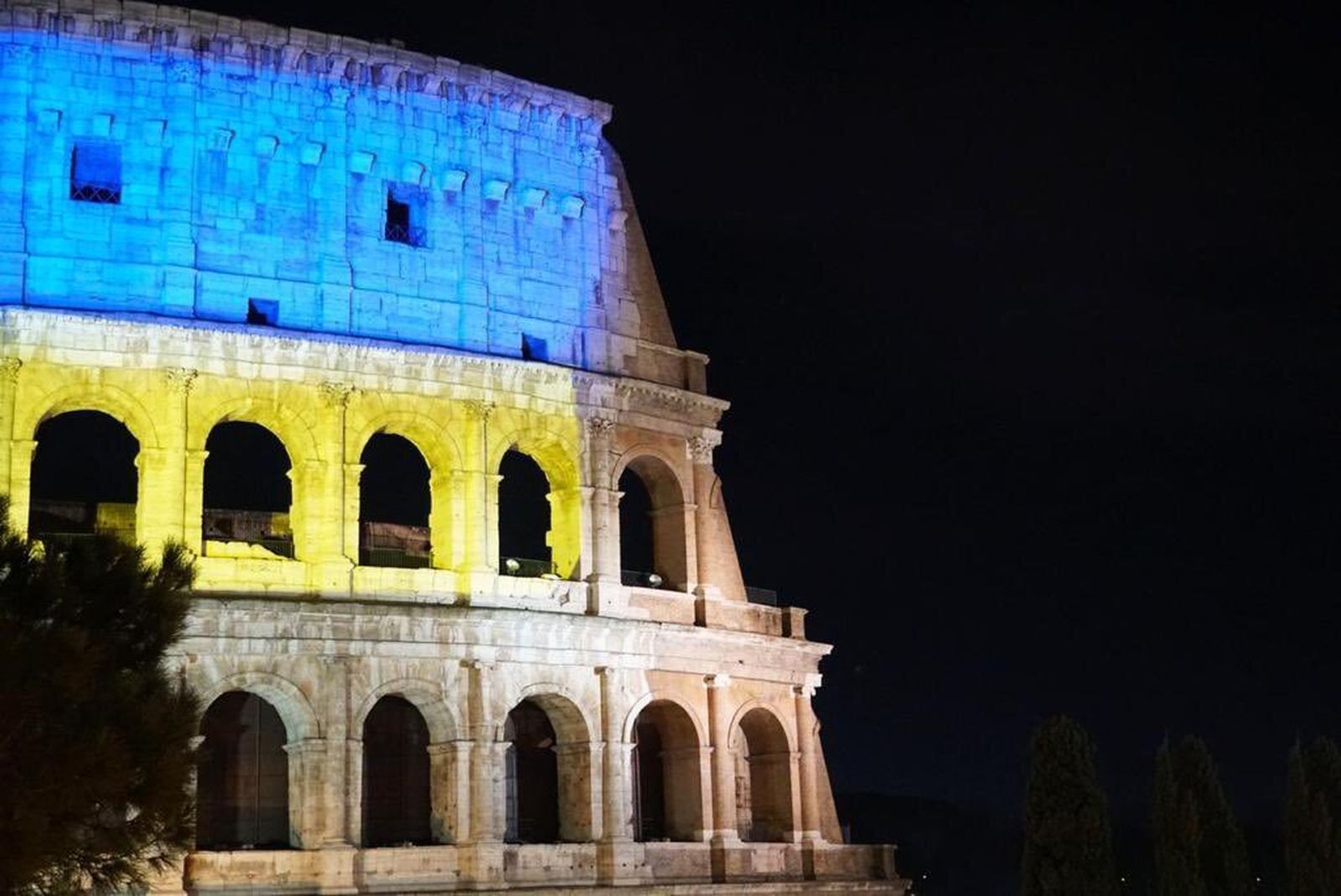 El Coliseo, iluminado con los colores de Ucrania
