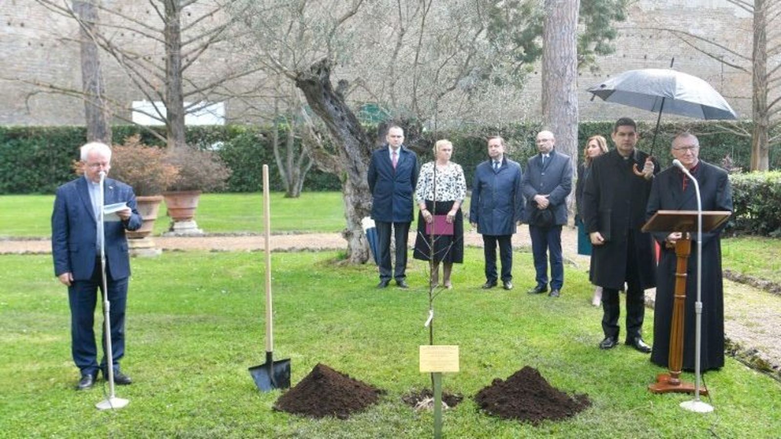 Ceremonia de plantación del manzano. Jardines vaticanos
