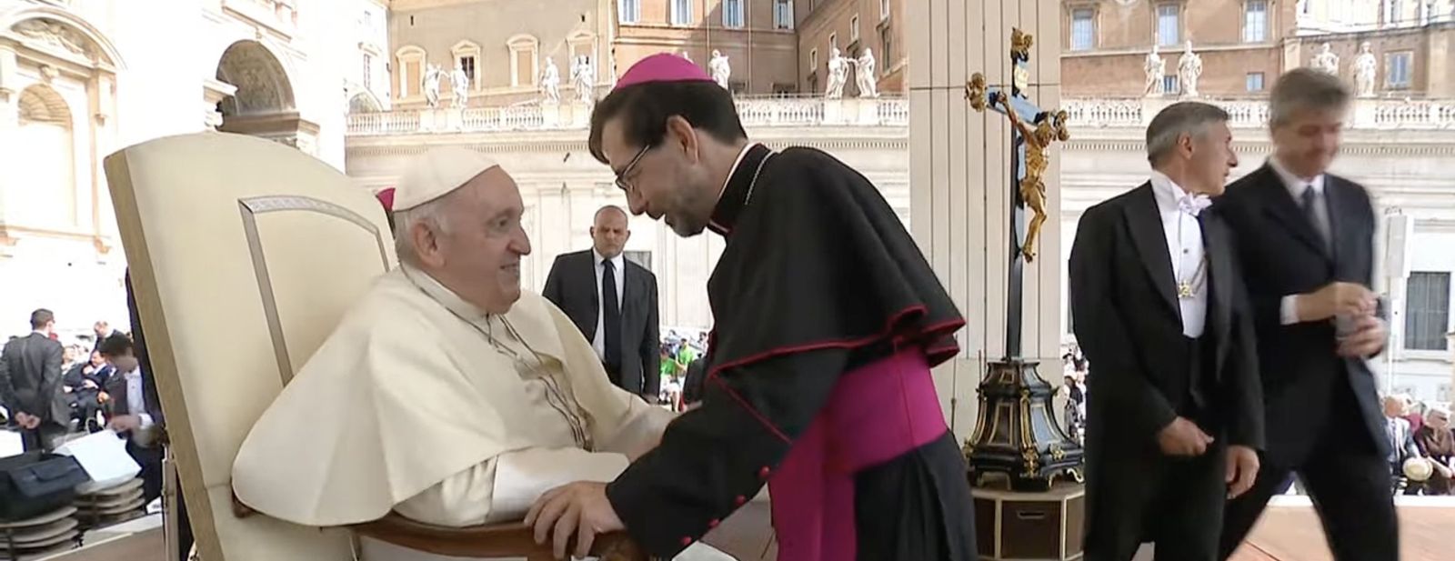 El Papa saluda a monseñor Cobo en la audiencia