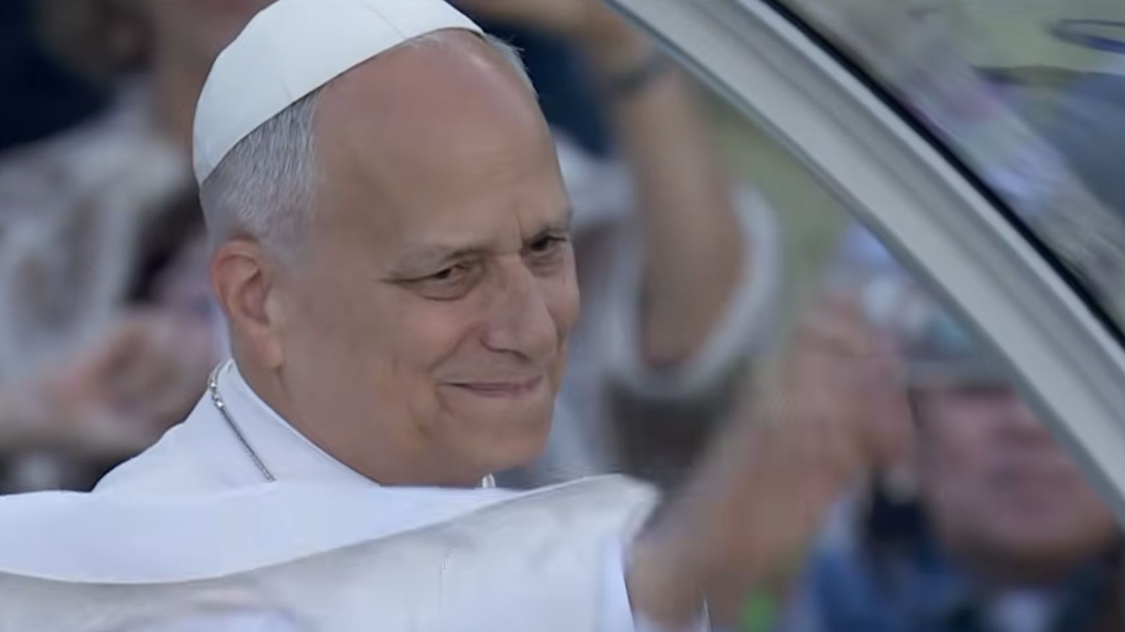 El Papa saluda a los fieles