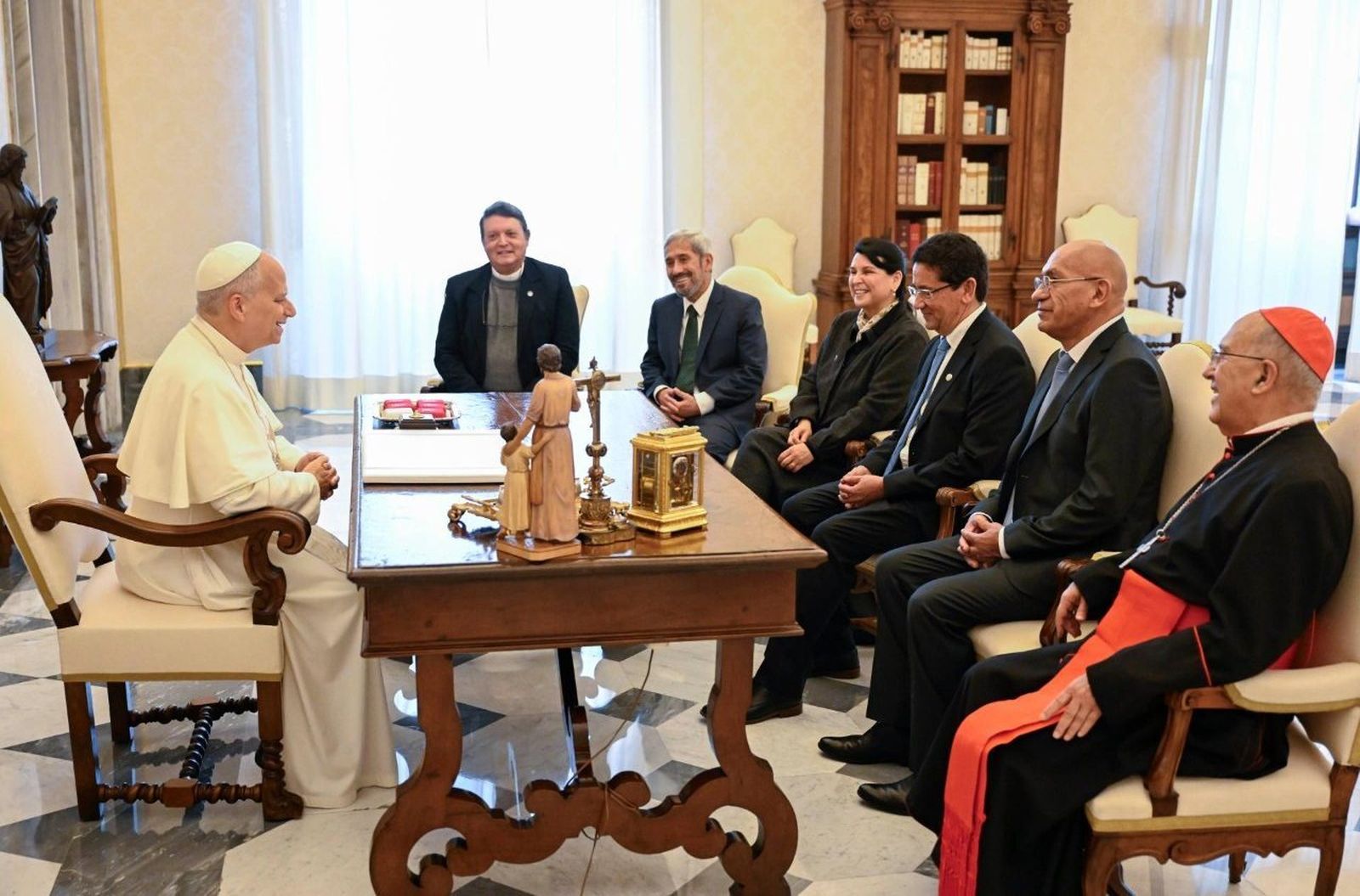 El Papa León XIV con la delegación de la Pontificia Universidad Católica del Perú