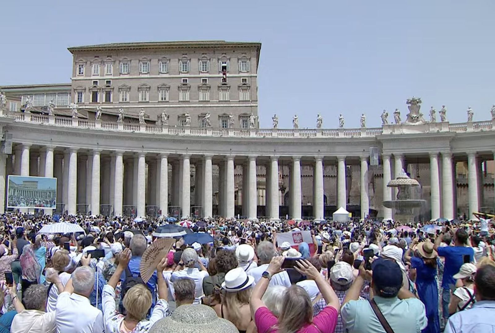 Los peregrinos saludan al Papa desde la plaza de San Pedro