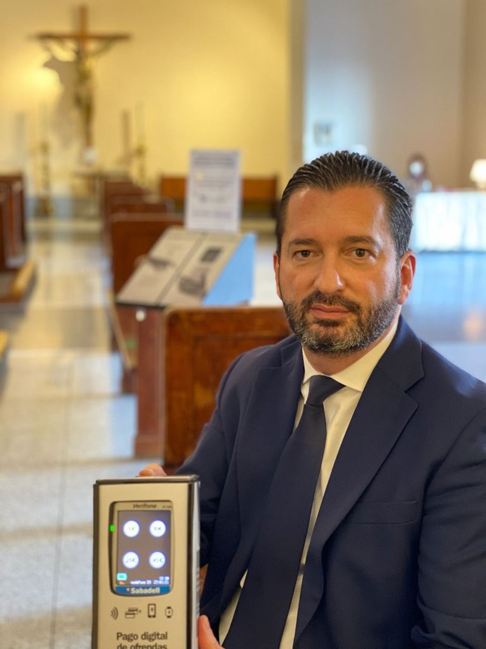 Santiago José Portas, junto a uno de los terminales en la parroquia del Pilar de Madrid