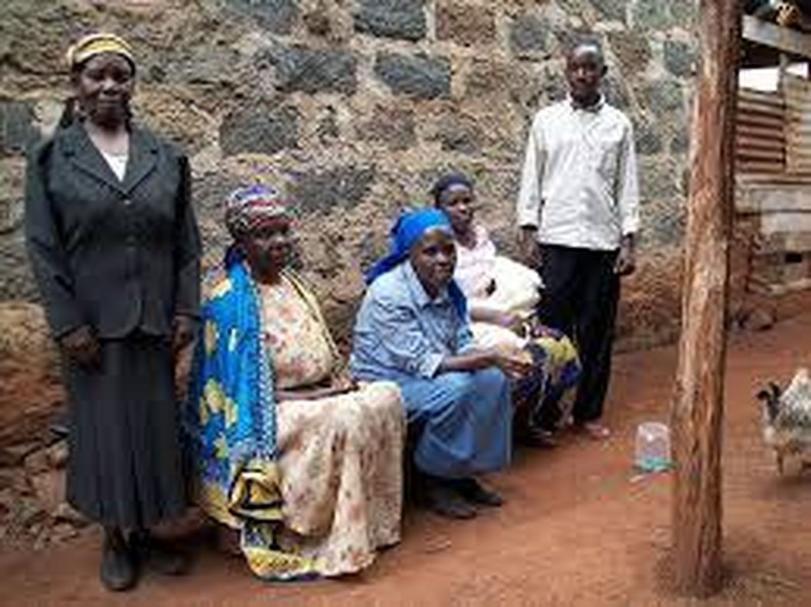 Hermana Wamboi y habitantes de Kibera