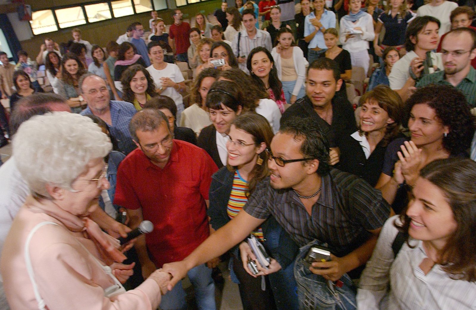 Chiara Lubich, fundadora del Movimiento de los Focolares, rodeada por jóvenes durante uno de sus históricos encuentros comunitarios a principios de la década de 2000. (Foto: Centro Chiara Lubich / Movimiento de los Focolares).