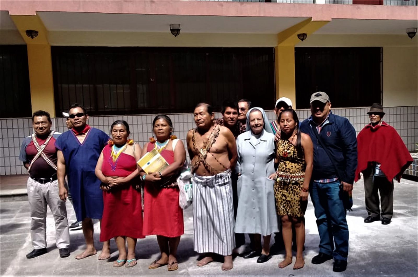 Hermana Yolanda Bimos con un grupo de indígenas