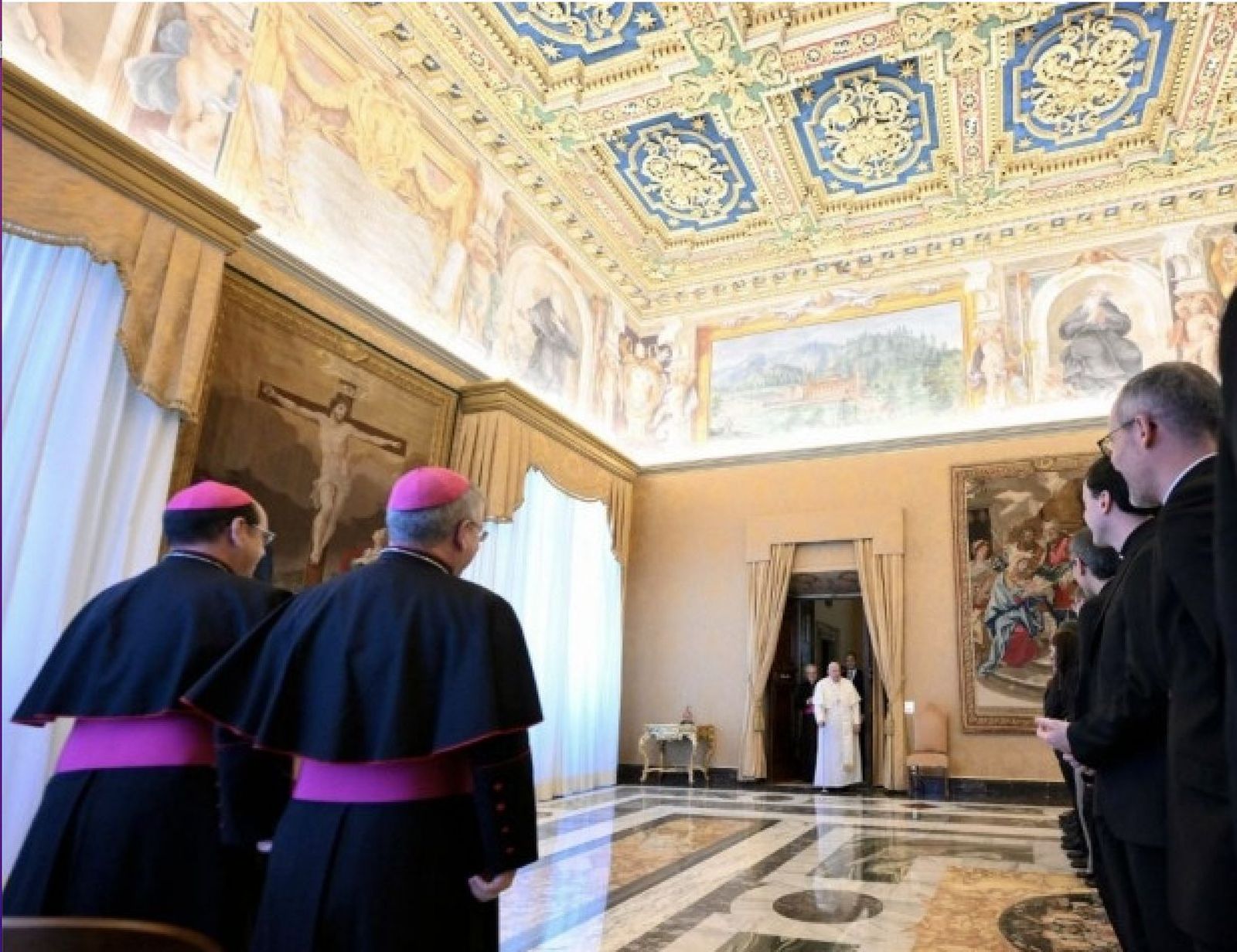 Los obispos Roselló y Prado, de espaldas, esperan al Papa