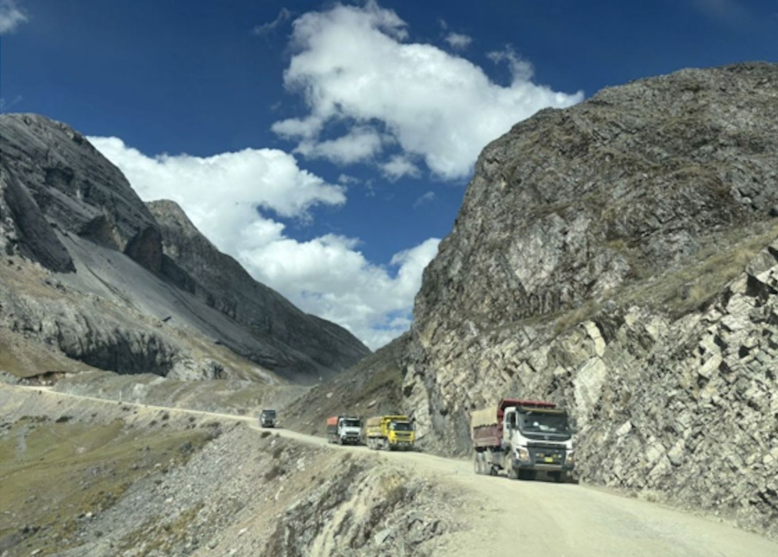 Caminiones cargados con mineral en los Andes peruanos