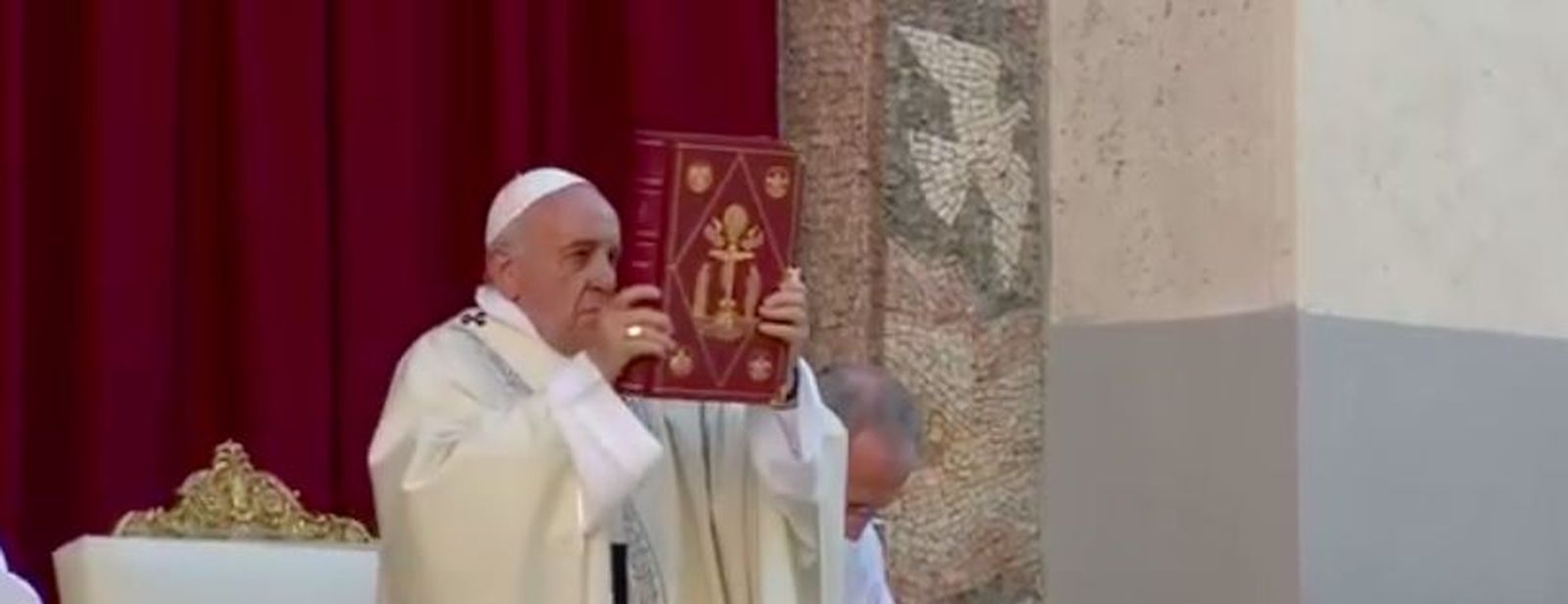 El Papa porta el Evangelio