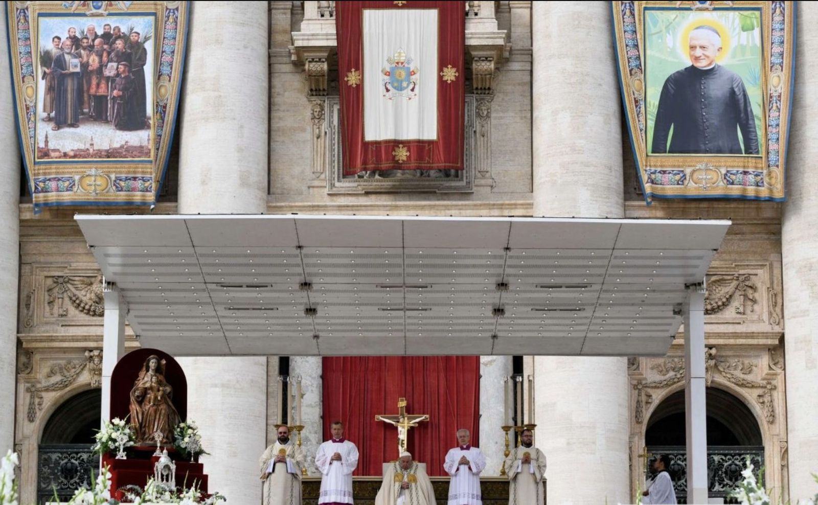 Francisco canoniza a 14 nuevos santos