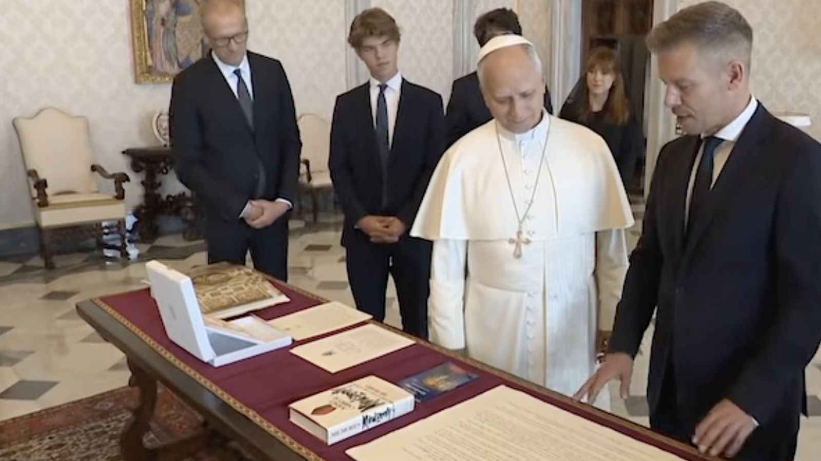 León XIV y el primer misnitro húngaro,  Péter Maygar