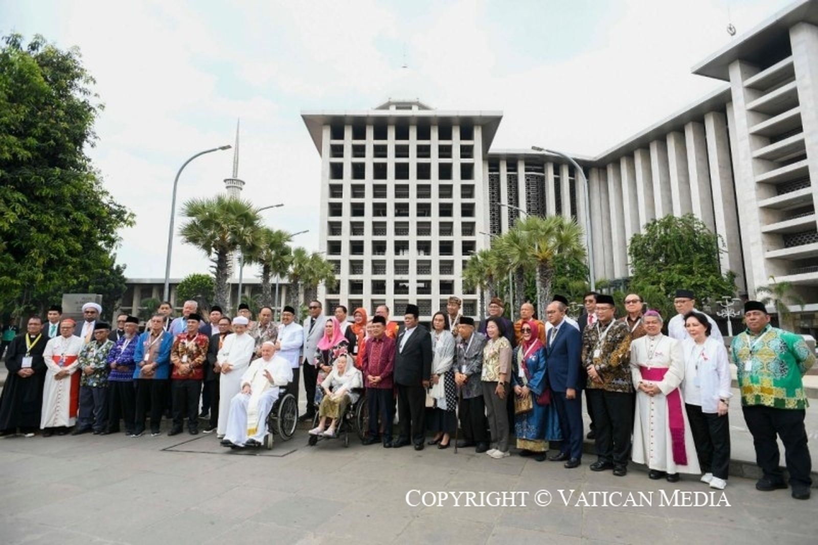 Foto de familia del Papa con los líderes religiosos