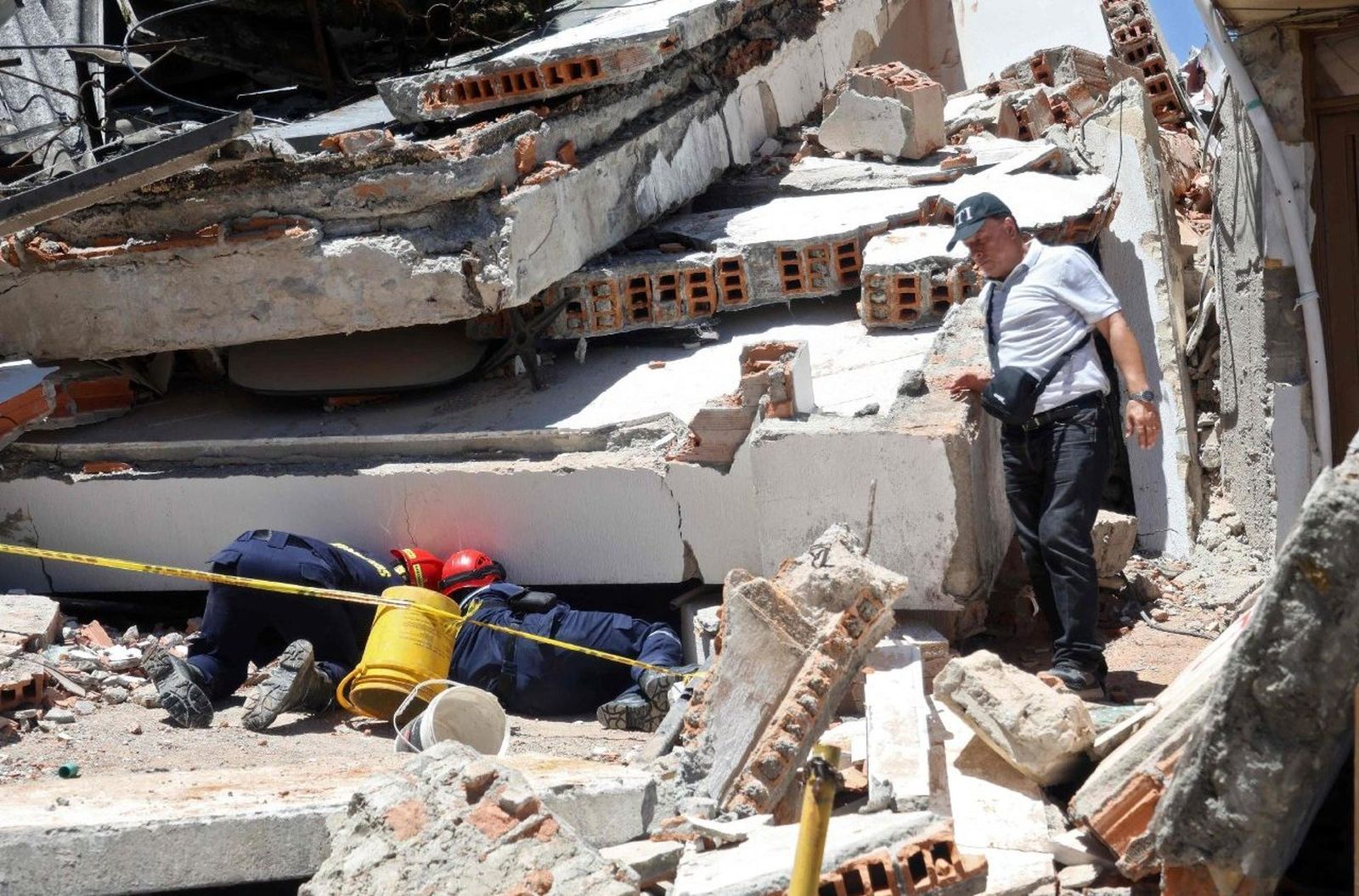 Equipos de rescate buscan supervivientes en un edificio derrumbado en Manizales, Colombia