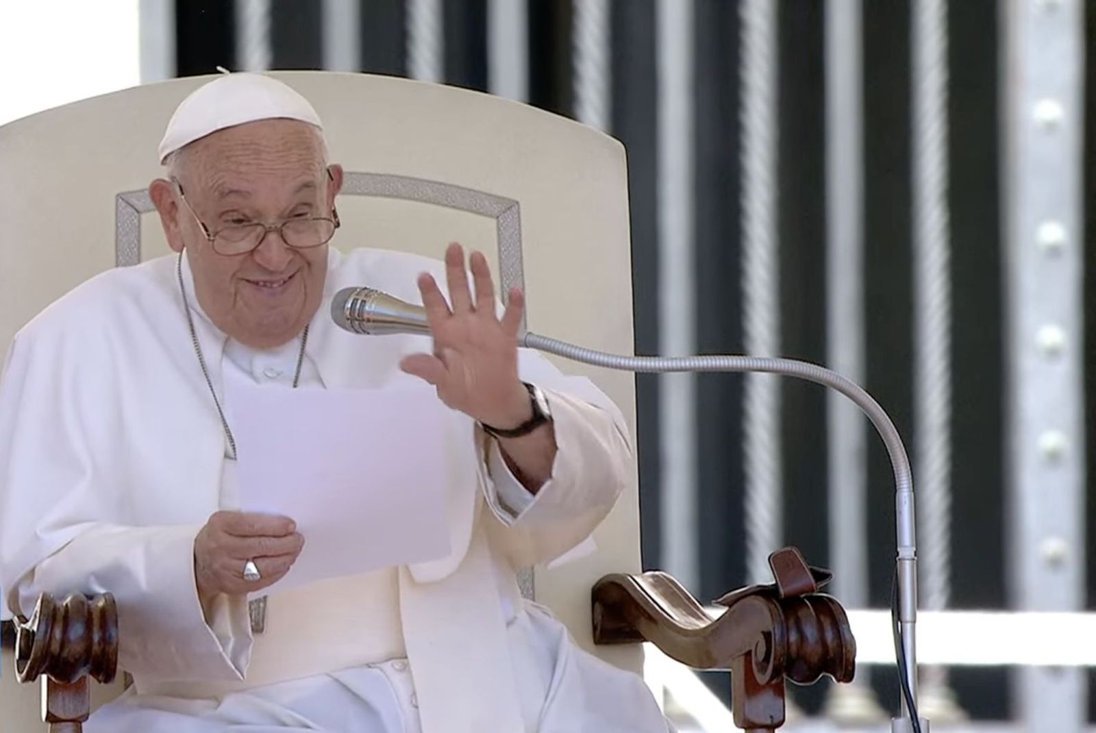 Francisco saluda a los asistentes a la audiencia