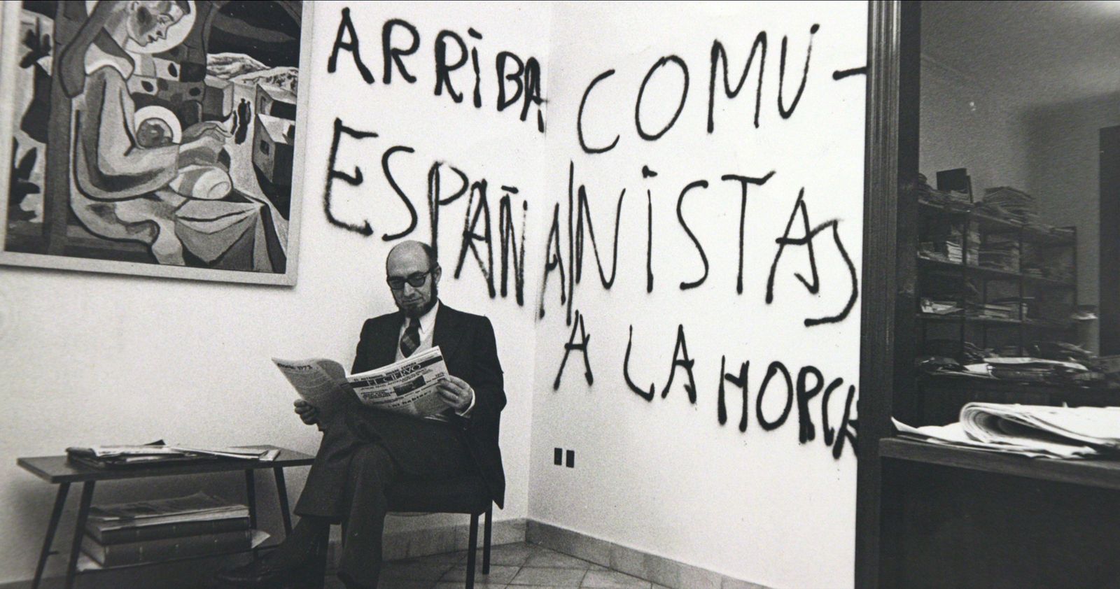 Lorenzo Gomis tras el asalto a la redacción de 'El Ciervo' en 1973.