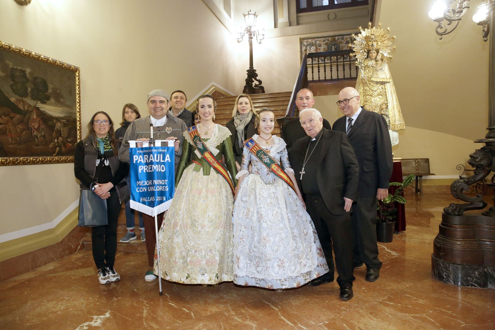 Los ganadores del Premio PARAULA ninot falla grande, con el Cardenal Cañizares