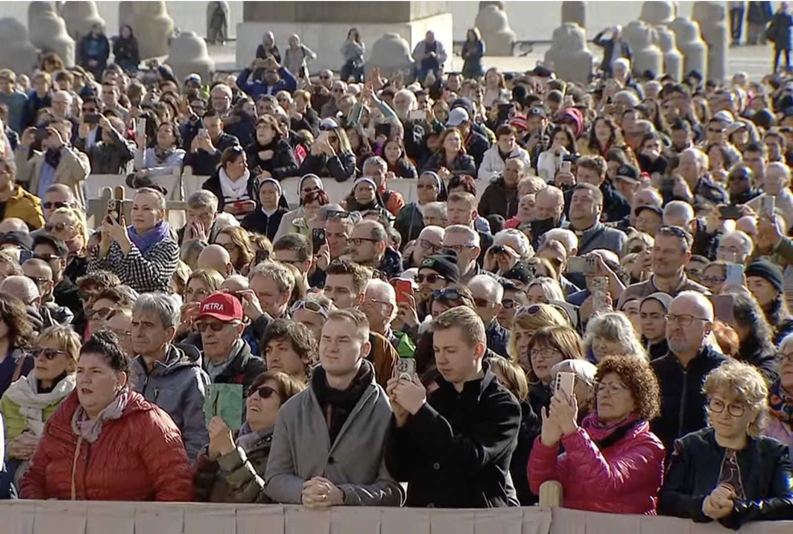 Fieles en la plaza de San Pedro
