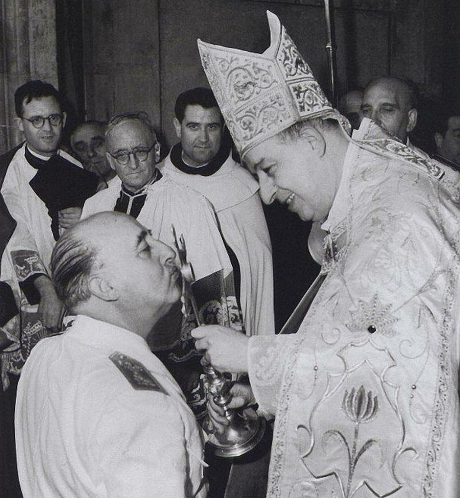 Franco y crucifijo