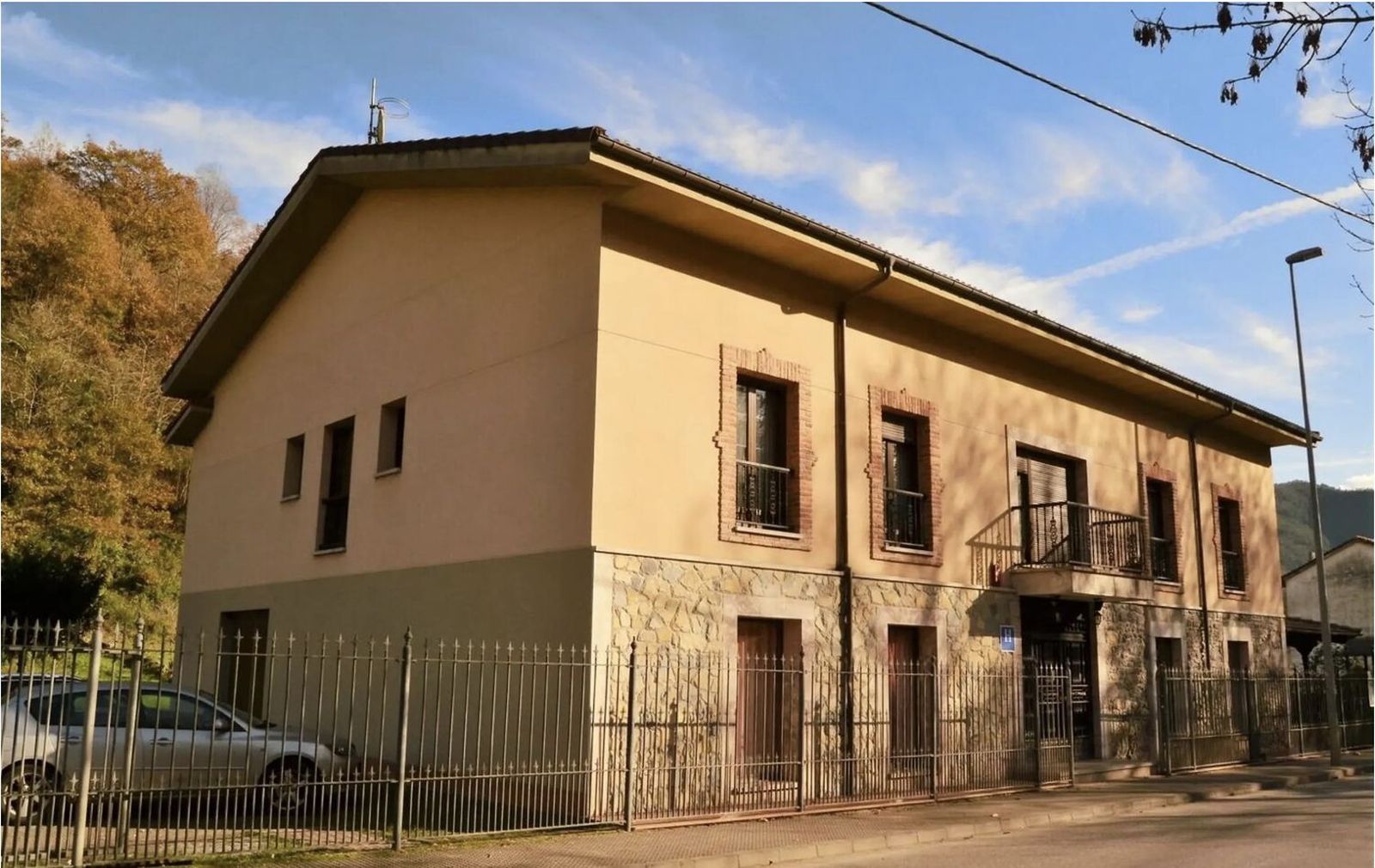 El hotel cuenta con restaurante en la planta baja