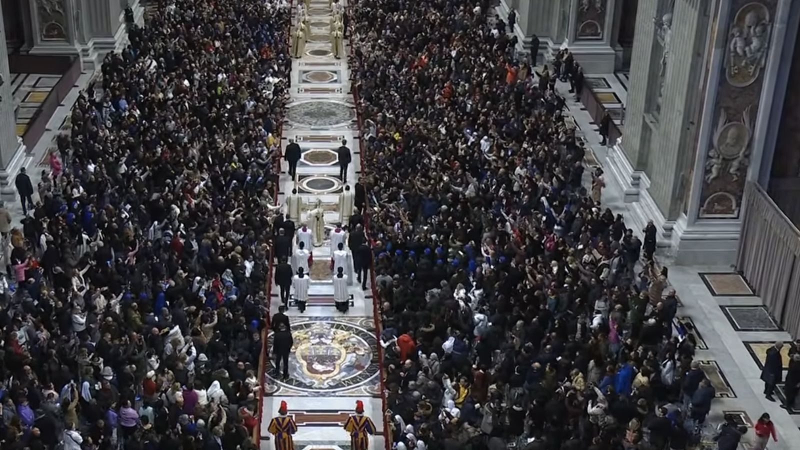 Procesión de entrada del Papa en San Pedro