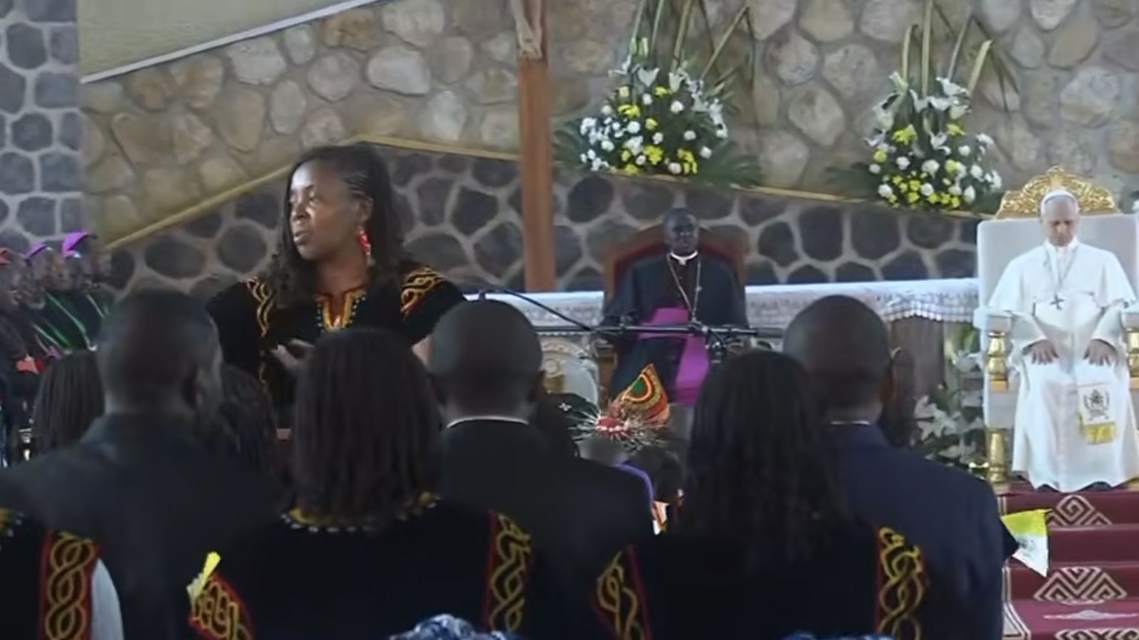 El coro actúa ante el Papa
