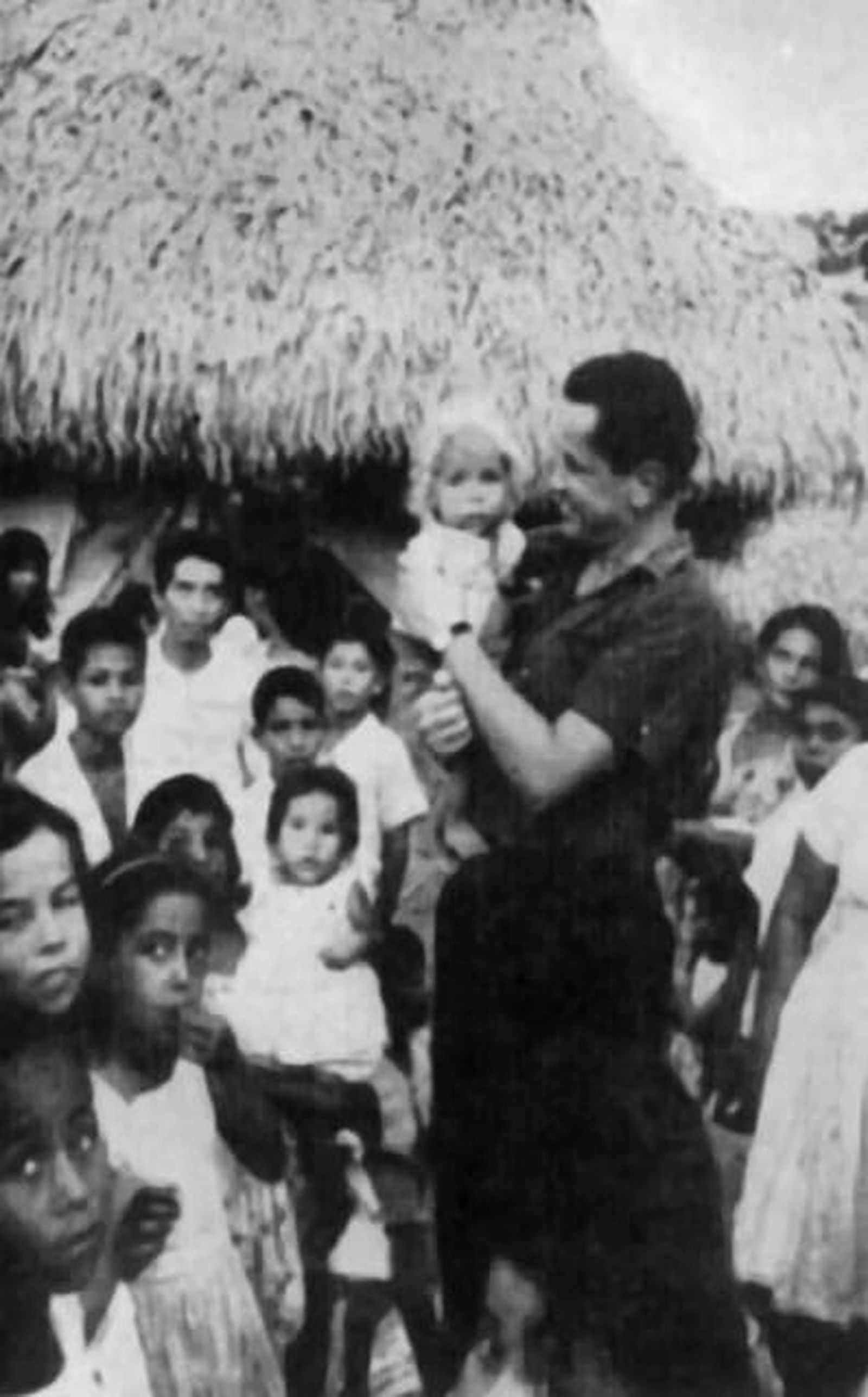 el padre Camilo Torres visita una comunidad indigena