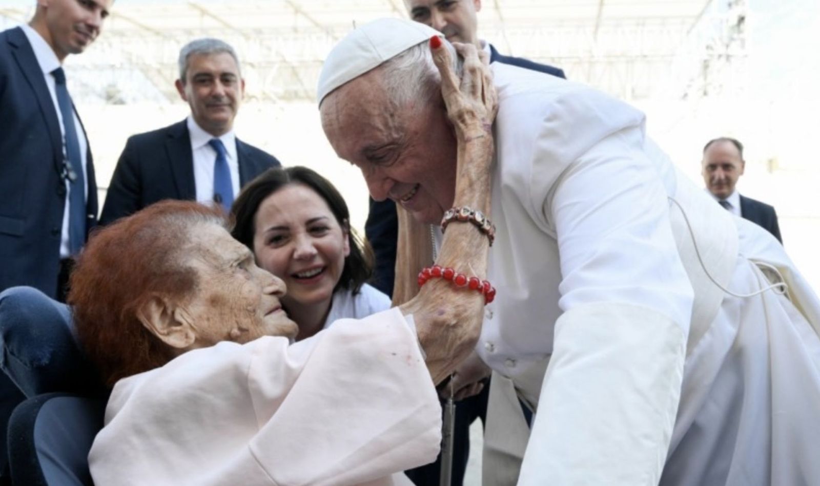 Una anciana abraza al papa Francisco