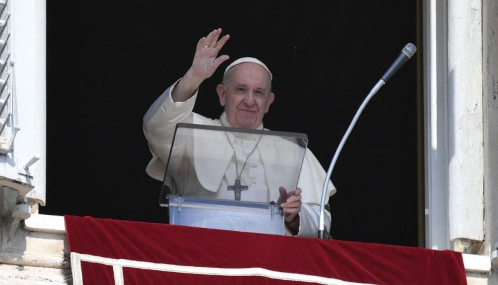 Bergoglio saluda en el Ángelus