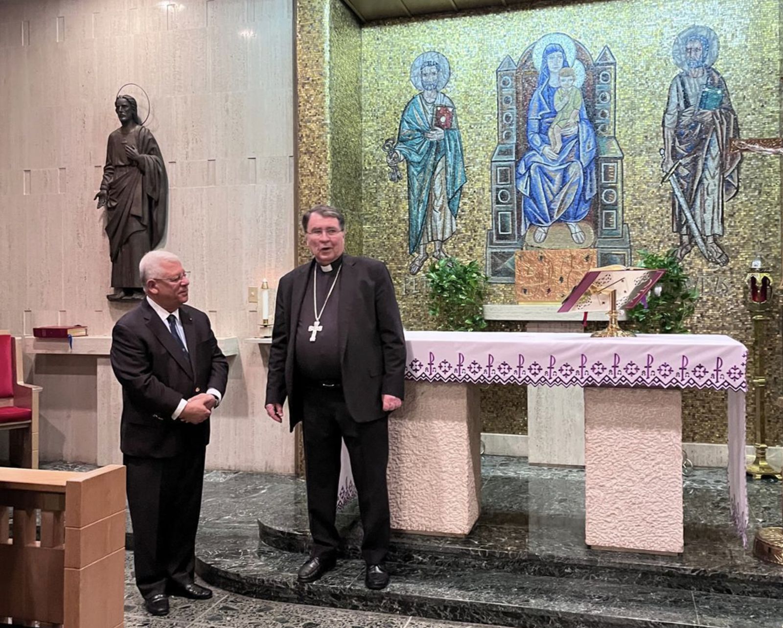 Pierre y Paredes en la capilla de la nunciatura