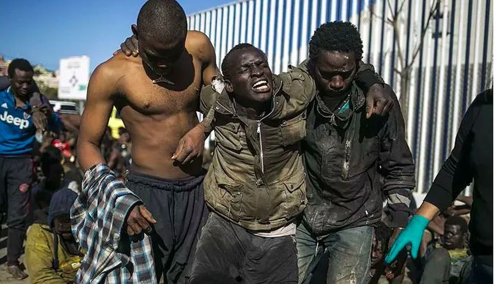 Algunos de los migrantes que lograron cruzar la valla de Melilla