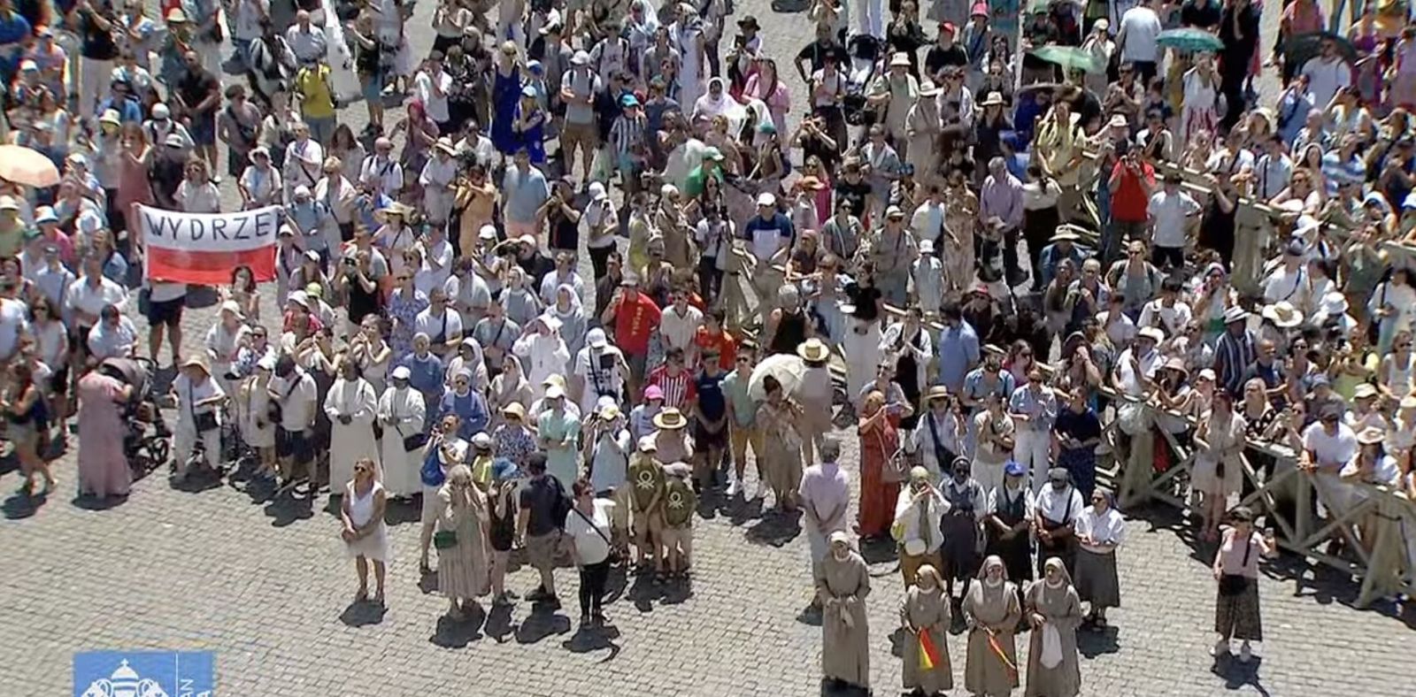 Fieles rezan con el Papa